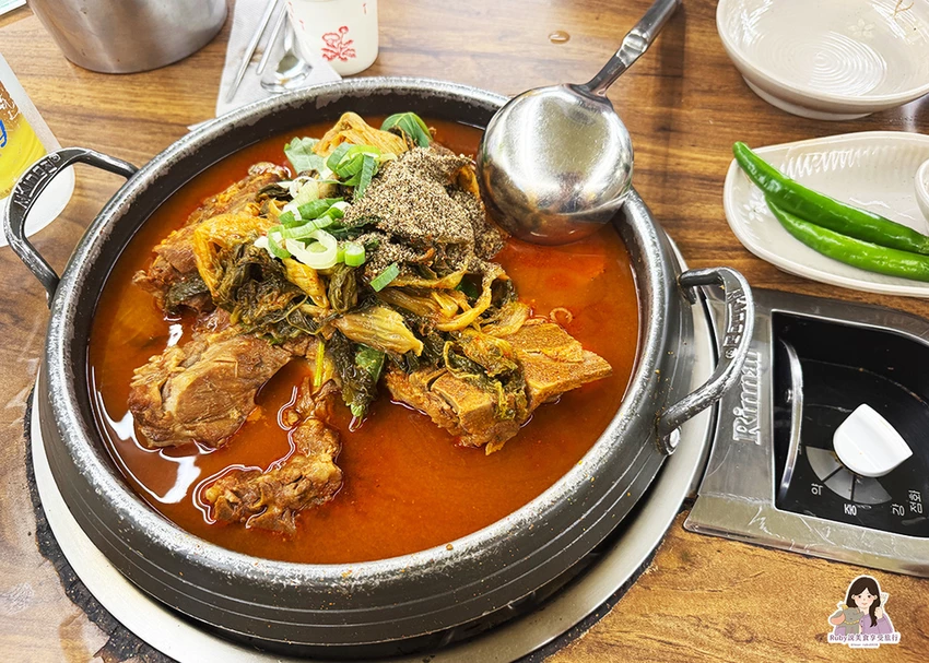 【弘大美食】二代祖馬鈴薯排骨湯 이대조뼈다귀，骨肉分離辣湯入
