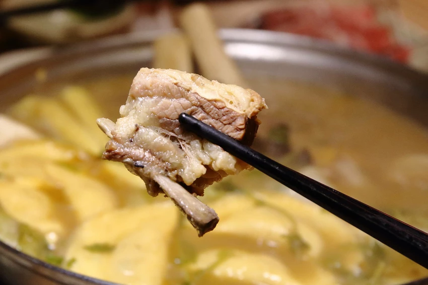 蘆洲必吃羊肉爐高CP值首選！名羊天下羊肉爐-蘆洲三民店，湯頭