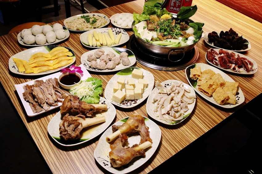 蘆洲必吃羊肉爐高CP值首選！名羊天下羊肉爐-蘆洲三民店，湯頭