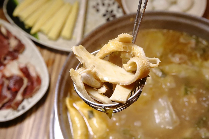 蘆洲必吃羊肉爐高CP值首選！名羊天下羊肉爐-蘆洲三民店，湯頭