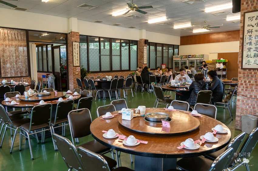 南投魚池田螺屋土雞城，招牌甕缸雞皮脆肉嫩，聚餐合菜高CP值。