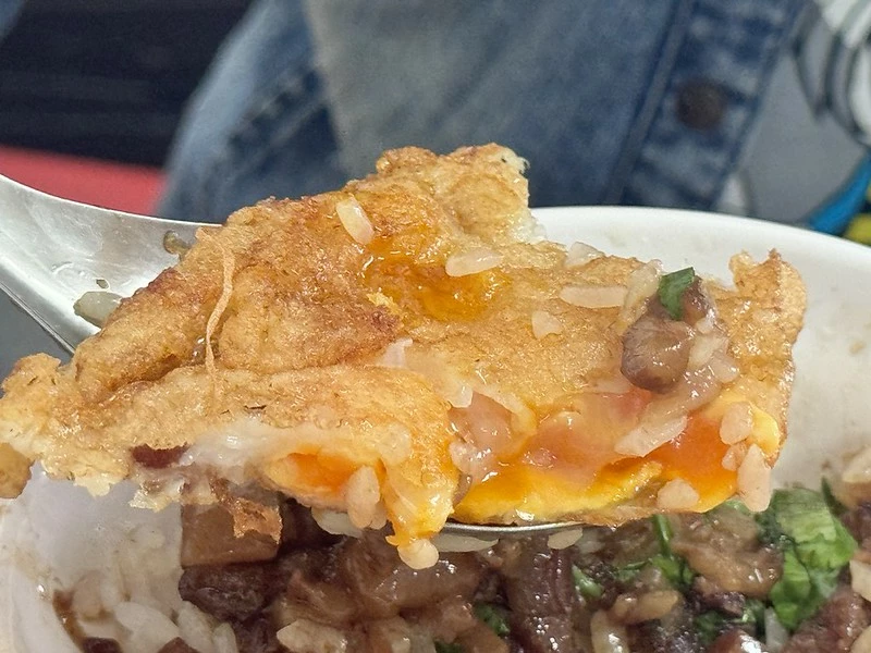 【高雄米其林之9-前金美食】前金肉燥飯.半熟鴨蛋包肉燥飯飄香65年.米其林必比登推薦