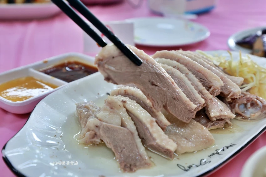 苗栗卓蘭鵝肉擔，經國路必吃人氣美食，鮮嫩鵝肉附停車場聚餐首選。
