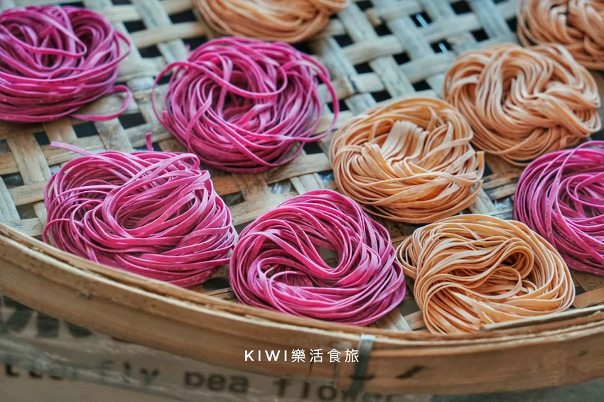雲林伴手禮首選萬源製麵鋪，夢幻七彩日曬麵無添加，土庫百年老店推薦。