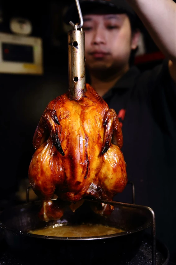 文山區居酒屋推薦！雞老闆桶仔雞-萬隆店，大口吃烤雞+KTV歡