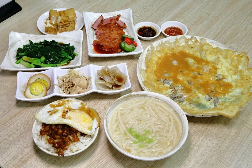 中和在地人推薦宵夜-中和米粉湯,古早味米粉湯、超巨蚵仔煎、金磚滷肉飯,懷舊銅板美食,晚餐宵夜好選擇 – 小...