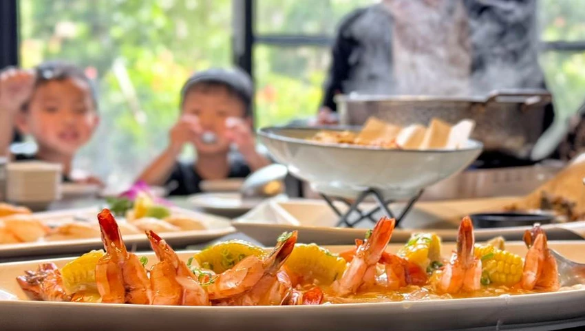 桃園青埔日本料理新選擇！東街日本料理合菜超澎湃，龍蝦火鍋、干貝刺身全家聚餐必收藏。