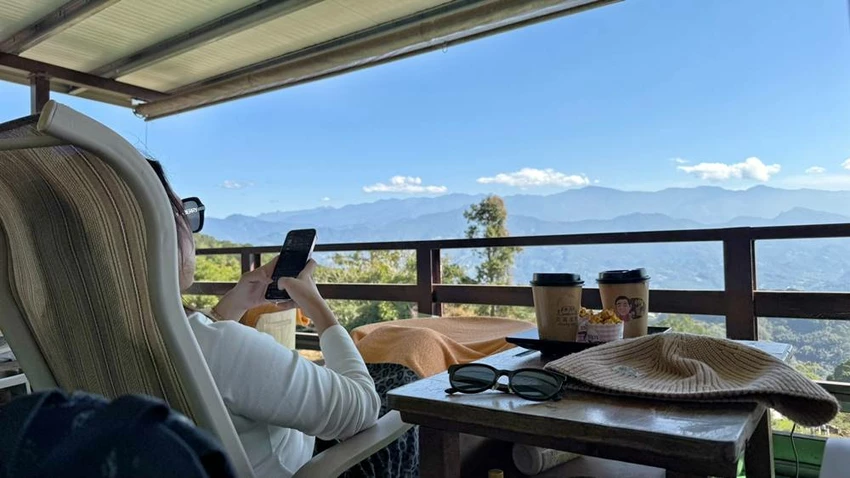 苗栗大湖鍾鼎山林，雲海景觀餐廳品薑黃鍋，老薑蒸足浴舒壓推薦。