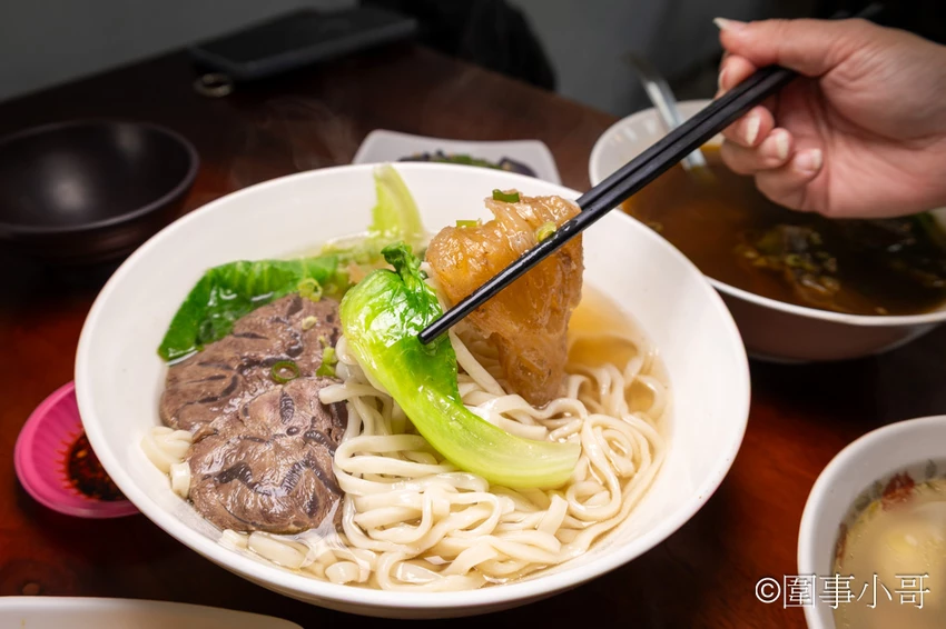 宜蘭蘇澳美食推薦-阿奇師牛肉麵,超人不一定有紅披風,有時還可能煮牛肉麵給大家吃喔!歡迎來到蘇澳最有溫度也最美味的牛肉麵店就在這裡。 @圍事小哥的幸福相框 宜蘭蘇澳美食推薦-阿奇師牛肉麵,超人不一定有紅披風,有時還可能煮牛肉麵給大家吃喔!歡迎來到蘇澳最有溫度也最美味的牛肉麵店就在這裡。 @圍事小哥的幸福相框