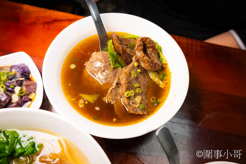 宜蘭蘇澳美食推薦-阿奇師牛肉麵,超人不一定有紅披風,有時還可能煮牛肉麵給大家吃喔!歡迎來到蘇澳最有溫度也最美味的牛肉麵店就在這裡。 @圍事小哥的幸福相框 宜蘭蘇澳美食推薦-阿奇師牛肉麵,超人不一定有紅披風,有時還可能煮牛肉麵給大家吃喔!歡迎來到蘇澳最有溫度也最美味的牛肉麵店就在這裡。 @圍事小哥的幸福相框