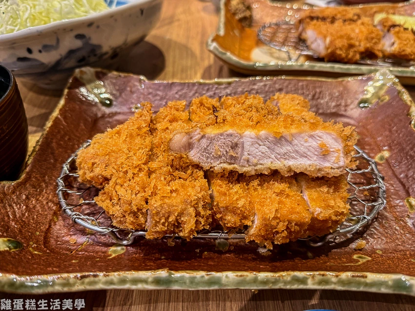 【新竹食記】伊勢路勝勢日式豬排新竹店 - 生菜和白飯可免費續加，豬排外酥內嫩超級厚實