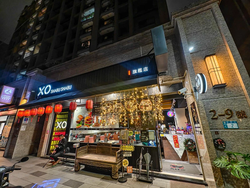 蘆洲XO火鍋免服務費，龍蝦松露牛奶鍋，寵物友善自助吧吃到飽。