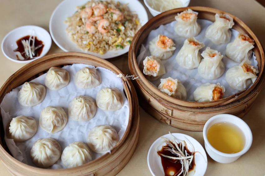 台北牯嶺街黃龍莊，平價鼎泰豐現點現包，必吃爆汁湯包蝦仁燒賣。