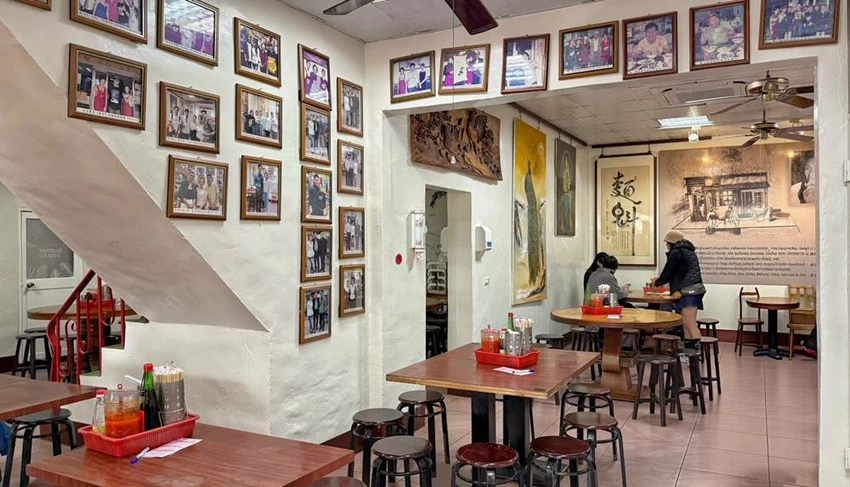 苗栗三義賴新魁麵館,一甲子老字號客家味,招牌餛飩粄條必點。