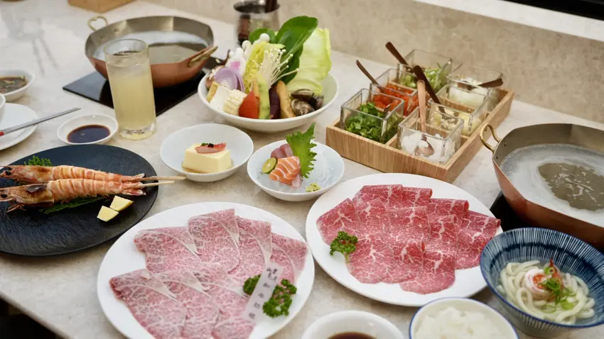 台中全新開幕！高檔火鍋餐廳「山裡見月割烹鍋物」，浮誇裝潢很適合約會、慶生。