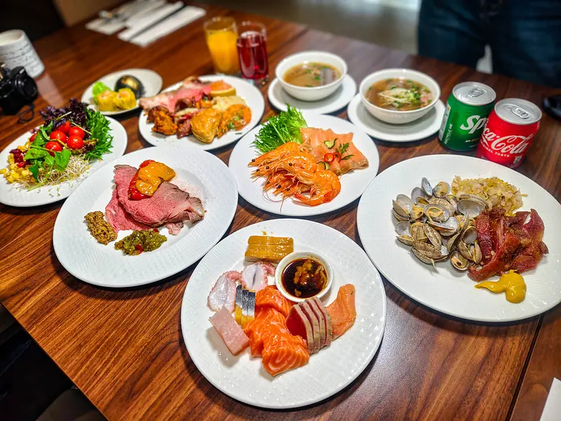 台北老爺Le Café中華料理吃到飽，現沖牛肉湯、鮭魚生魚片必吃。