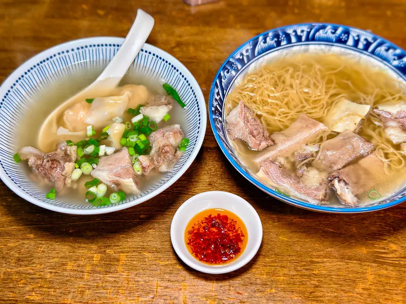 台北遼寧街大膽牛腩麵重現正宗港味,清甜牛腩湯配香港生麵必吃。