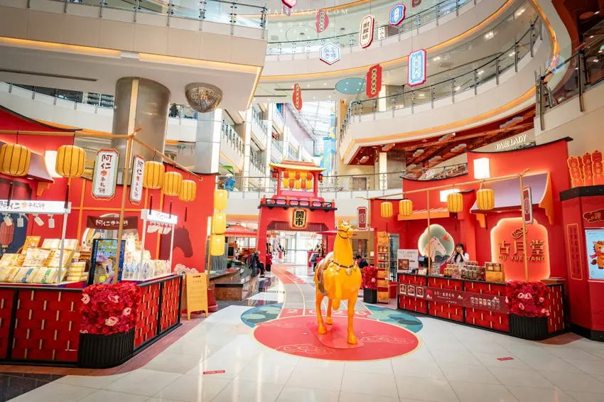 桃園大江購物中心賀歲市集裝置藝術，檀島香港餐廳圍爐停車免費。