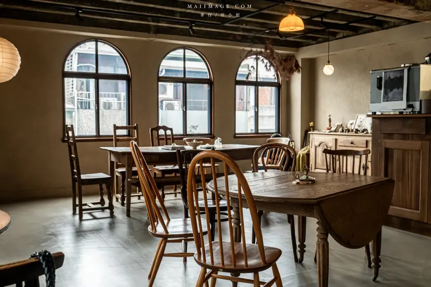 台中喫茶Sénmi老宅五樓秘境，昭和布丁與光影交織的午後時光。