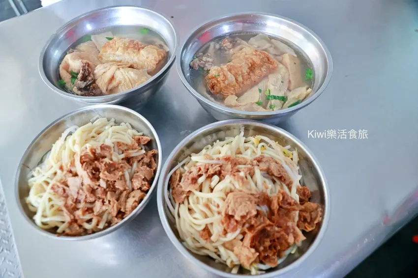 彰化在地人氣老字號「車路口素食麵」!民生市場清爽乾麵與綜合湯推薦。