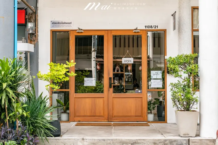 曼谷帕卡儂不限時咖啡廳！絕美地中海風空間，必吃培根早午餐捲餅。