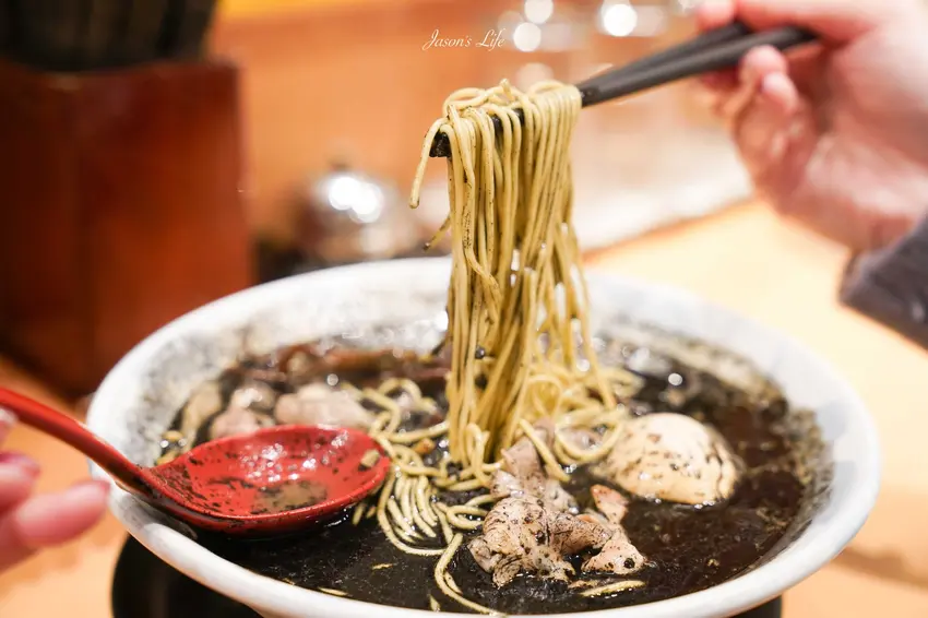 神戶三宮必吃賀正軒拉麵！醇厚豚骨湯頭，必點濃郁蒜香黑賀正。