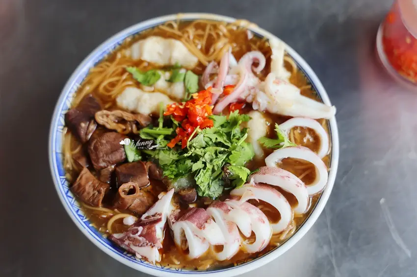 新竹車站美食鴻運小卷麵線!必吃澎湃海鮮雙腸,免費續麵。