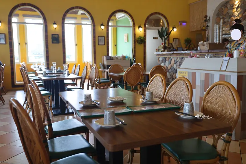 南洋風渡假景觀餐廳!新北八里左岸「小島泰式料理」,必點豐盛四人分享餐。