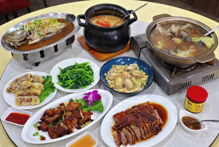 最狂聚餐！平日內用、外帶六人套餐滿桌澎湃功夫菜只要3200元。