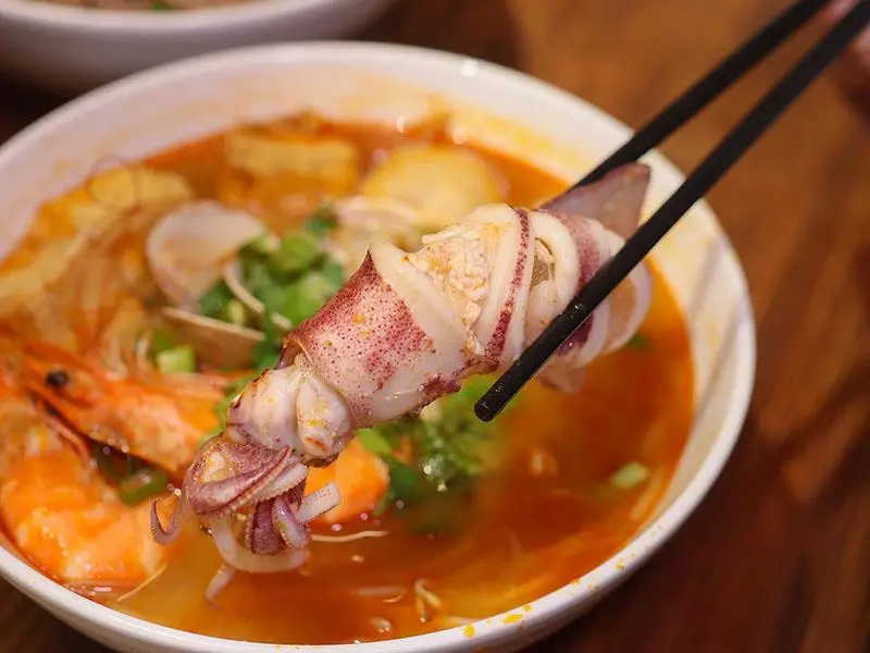 新竹巨城隱藏版美食！大鼓牛肉粉道地越式風味，必吃爆蛋海鮮河粉。