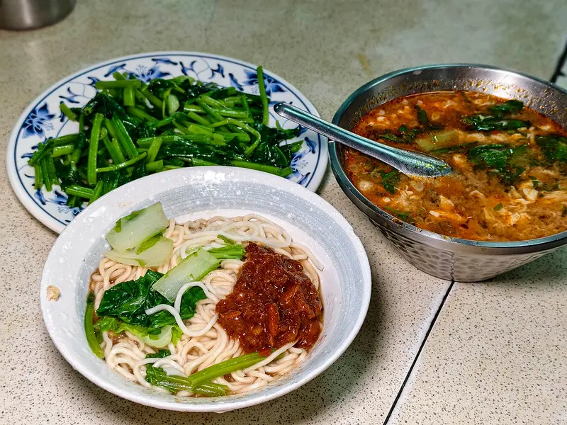 六張犁麗馥小吃店 50 年傳奇!極細刀工滷味配牛蛋湯,安居街眷村老味道。