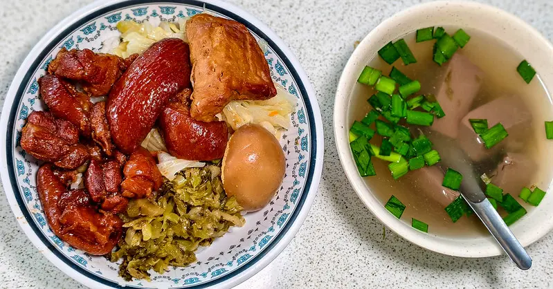 肥肉Ｑ彈琥珀色！新店「中興澤腿庫飯」紮實滷汁超下飯，高cp值便當必吃。