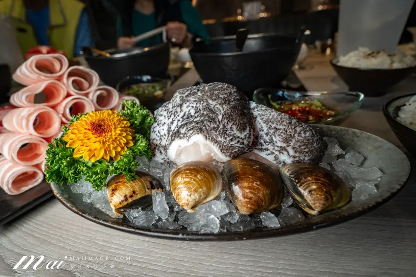 蛤蜊鮮魚高湯配自助吧！桃園食鍋性也藝文店，加價升級肉盤吃到飽。