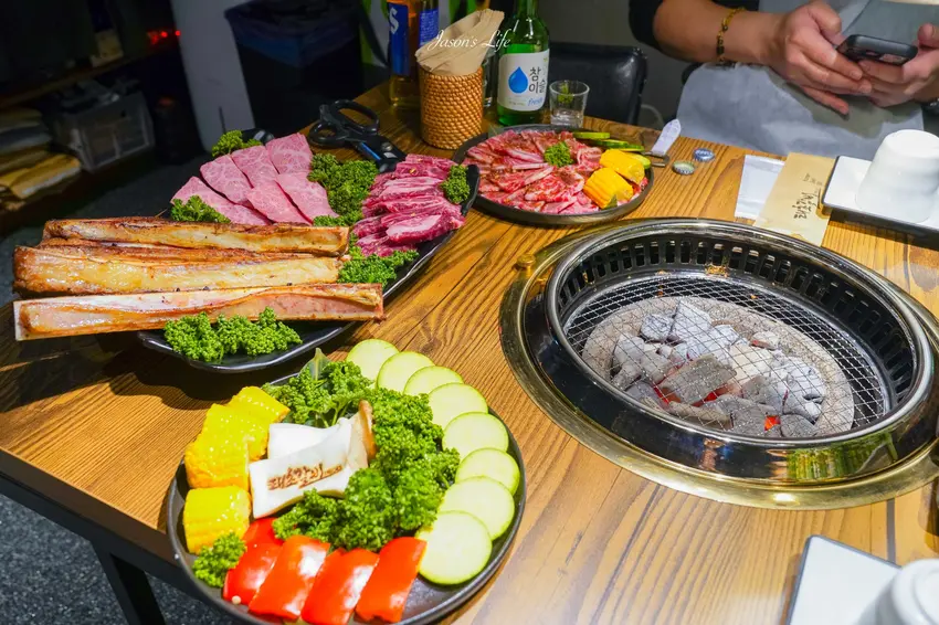 金箔韓牛太吸睛！明洞太初排骨專人代烤高品質，大醬粥收尾簡直人間美味。