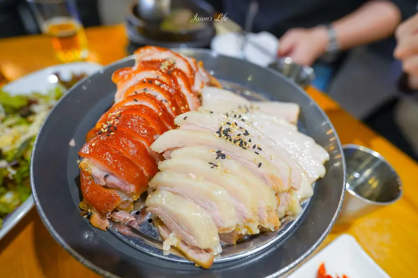 首爾明洞必吃 Myth 豬腳！1987 年老店，清爽沙拉配豬腳最解膩。