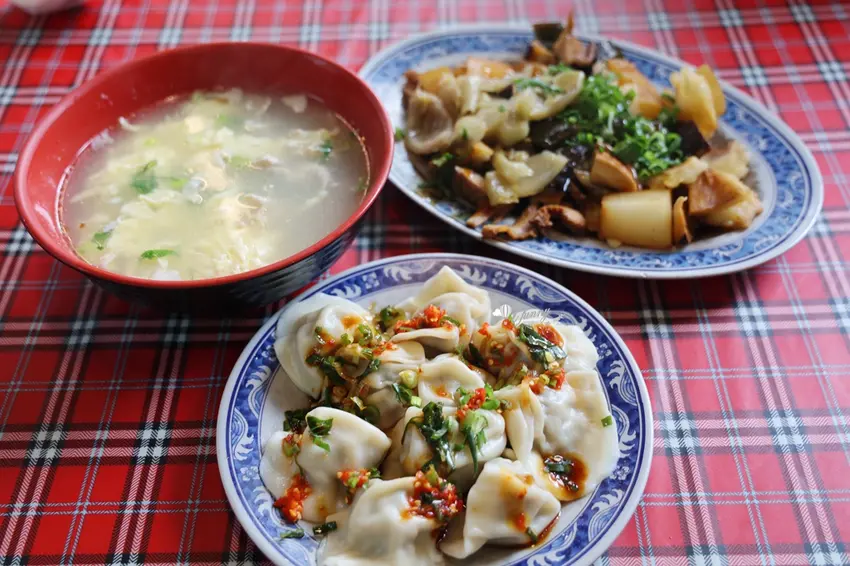 南港北大荒巨無霸水餃！三十年老店滷味堆成山，捷運站旁超人氣名店。