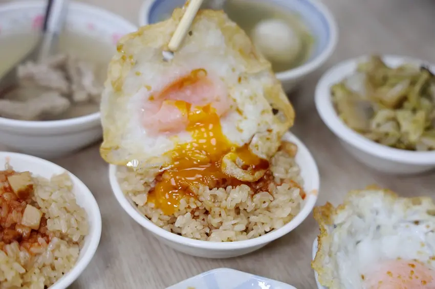 爆漿半熟鴨蛋太邪惡！台北珠記大橋頭木桶油飯，傳承3代必吃早餐。