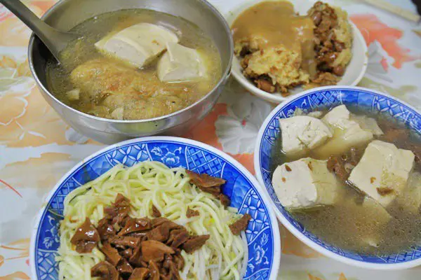 彰化 500 碗認證素食麵！限量米糕手作豆包，火車站前在地老店推薦。