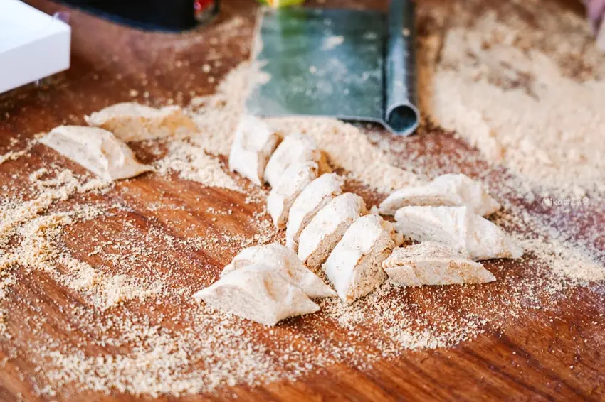 純麥芽現桿手工花生酥！北港森興燈籠店前，濃郁酥脆不甜膩。