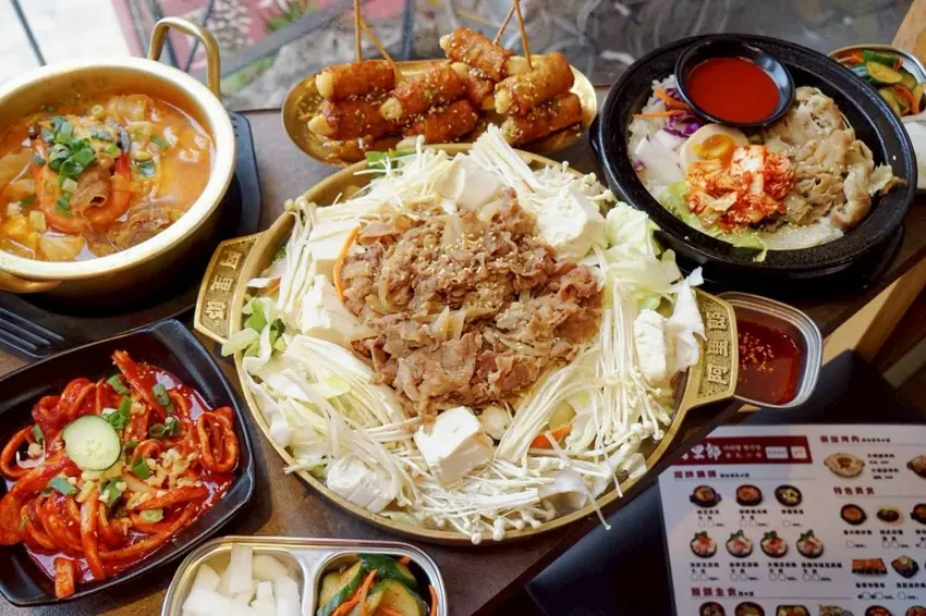 台中人都知道的高CP值韓式小館！阿里郎搬新家升級回歸，銅盤烤肉強勢登場，小資族也能爽爽吃。
