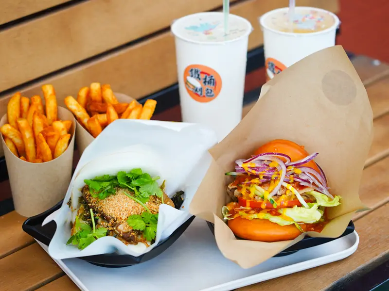 鐵桶刈包口味多元宛如刈包聯合國！美味刈包也可以很時尚。