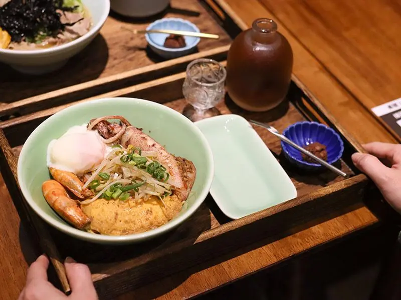 新竹木凡花無麩麵館開箱！必吃無麩質豆包麵與老兵鍋巴，加碼米鶴清酒。
