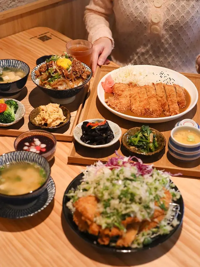 新竹竹北家本肉屋丼飯推薦！必吃爆量蔥鹽炸雞排與牛燒肉，味噌湯喝到飽。