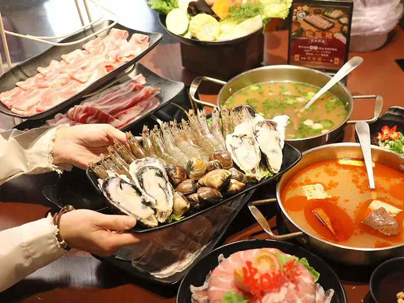 壽星送肉蛋糕好誠意！新竹巨城鍋牛鍋物開箱，大推魷魚螺肉蒜與海陸盛宴。