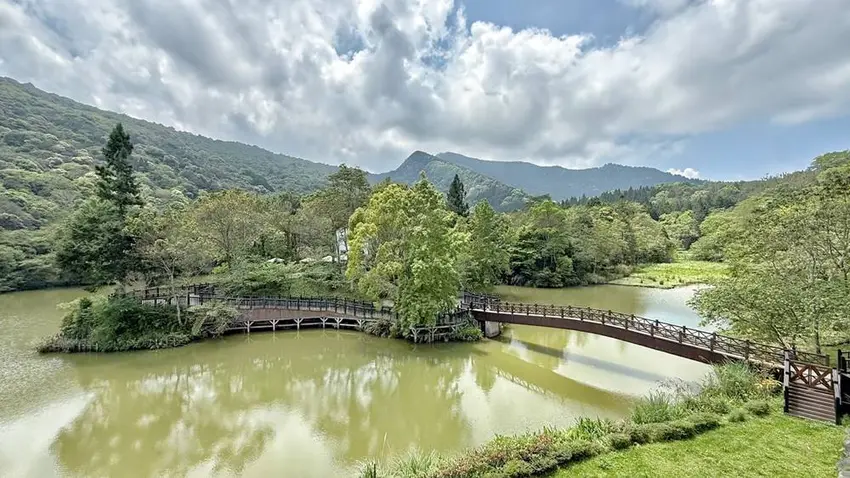 絕美向天湖與賽夏文物館必訪！苗栗南庄漫步環湖，大啖馬告香腸。