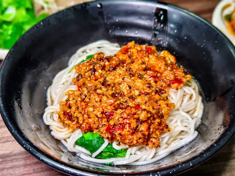 手工芋餃與川味麵食必吃!南京復興站巷弄金玉滿堂,周邊上班族午餐秘境。