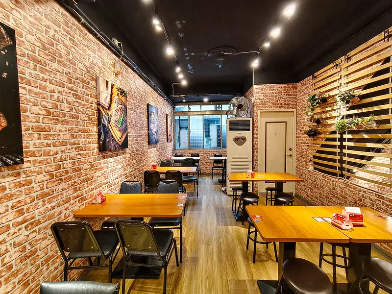 光華商圈平價老饕牛排店！人从众集團台式鐵板牛排，咖哩飯自助吧吃到飽。
