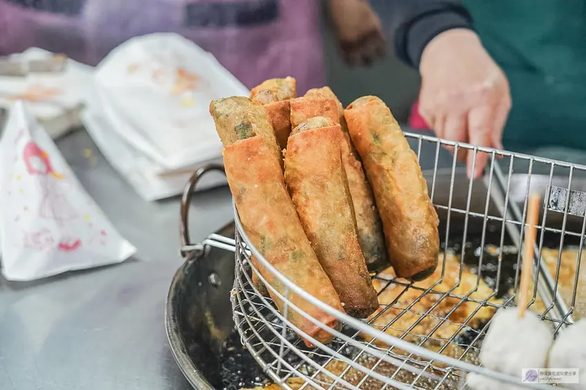 直擊宜蘭冬山比臉大酥脆地瓜蝦餅！在地排隊必吃春捲，超涮嘴銅板下午茶。