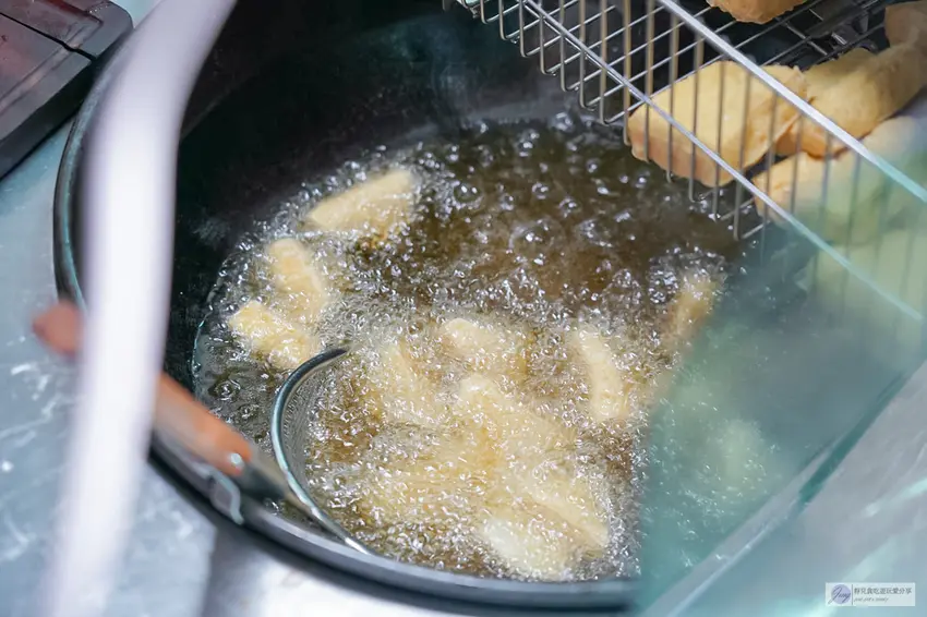 桃園尚德宮隱藏版小吃!阿男現炸臭豆腐,80元大份量超滿足。