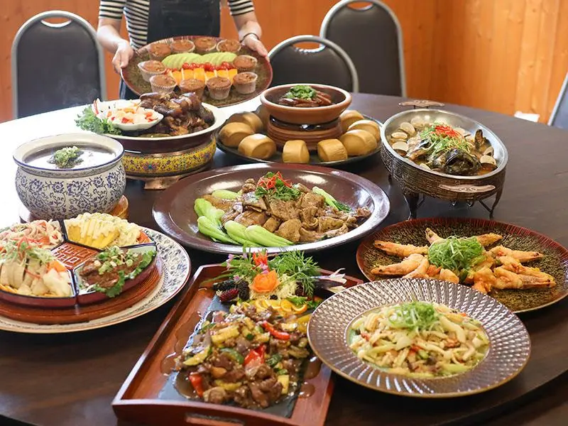 頭份聚餐推薦！龍來小館 10 人澎湃桌菜 7000 元，必吃胡椒鴨。